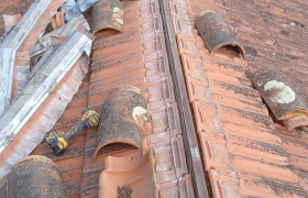 Dépose des tuiles faîtières et pose d'un closoir ventilé remise en place des tuiles faîtières 