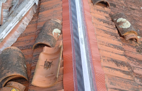 Dépose des tuiles faîtières et pose d'un closoir ventilé remise en place des tuiles faîtières 
